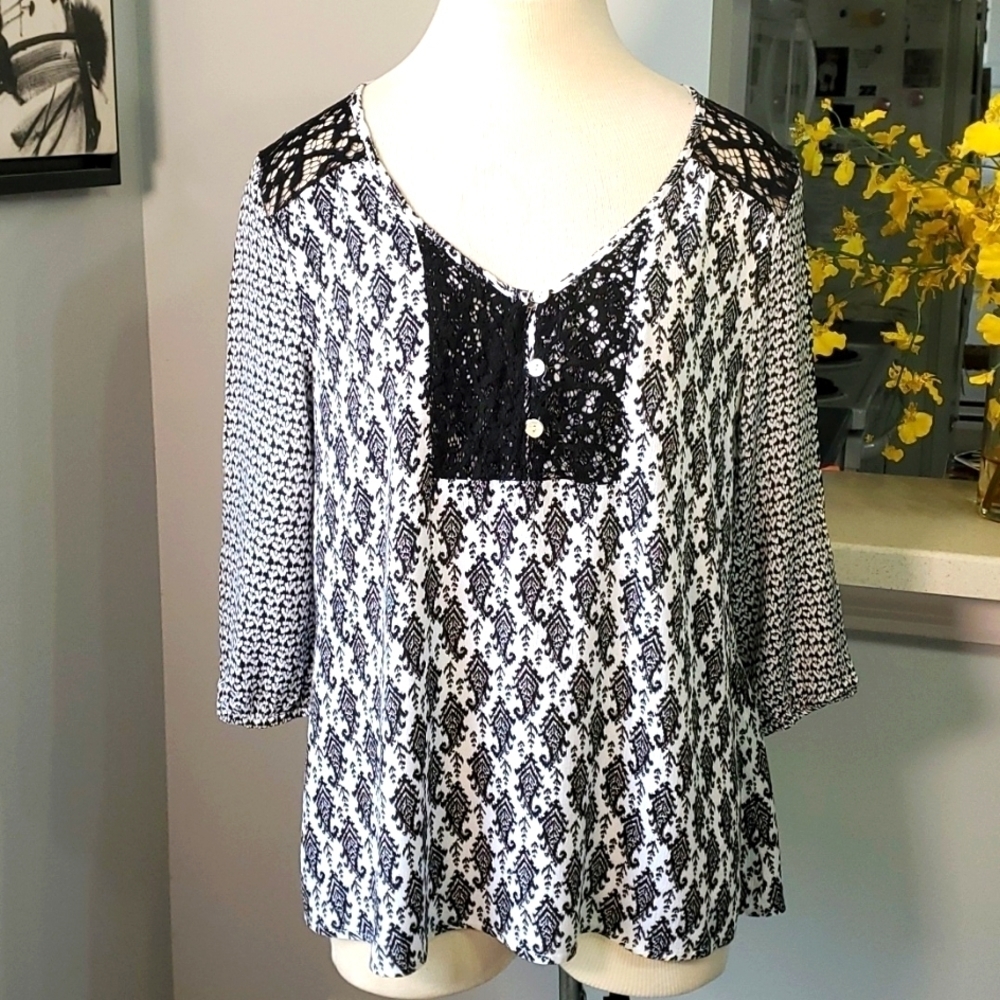 ROBERT LOUIS women's black and white top with‎ lace Size small.